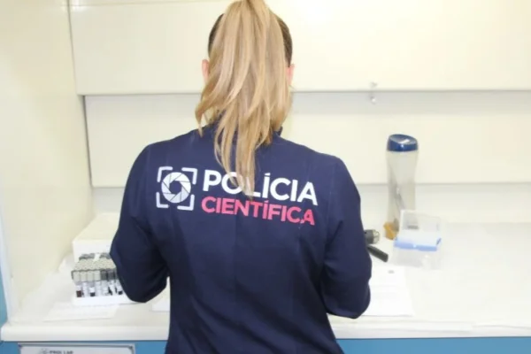 Imagem mostra policial em laboratório - Metrópoles