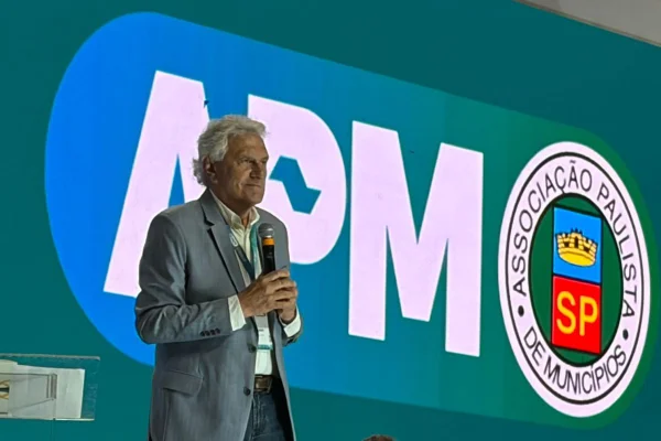 Imagem colorida do pré-candidato Ronaldo Caiado em evento na capital paulista - Metrópoles