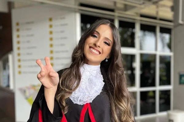 Jovem viraliza no TikTok ao contar ter perdido dedos por erro médico