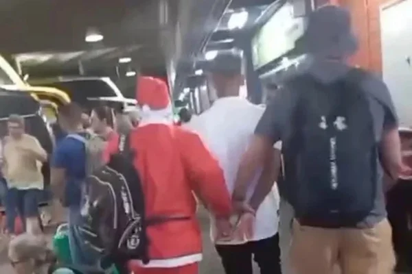 Policial disfarçado de Papai Noel prende bandido foragido da Justiça