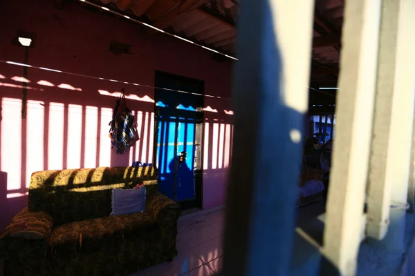 Adolescente foge de unidade de internação pela porta da frente