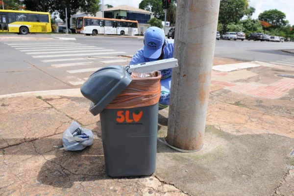 SLU instala mais de 5,4 mil novas lixeiras no Distrito Federal
