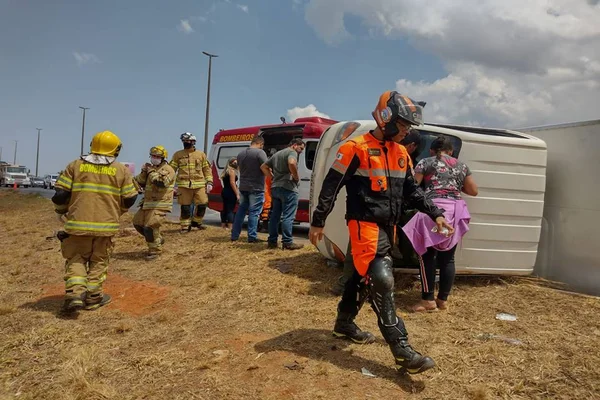 Caminhão tomba e provoca vazamento de combustível na Via Estrutural