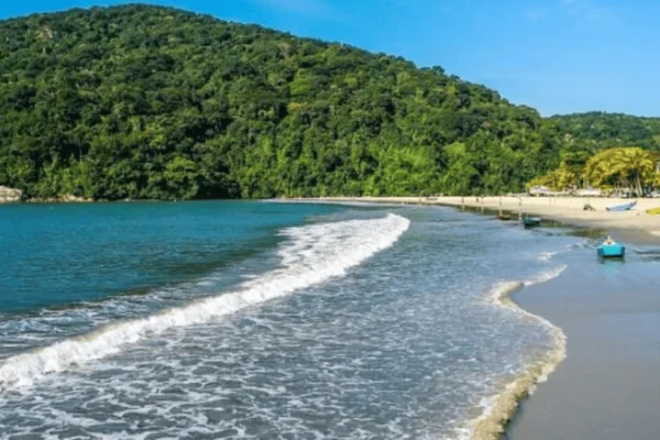 Imagem colorida de uma praia de Guarujá, considerada a mais poluída da Baixada Santista - Metrópoles