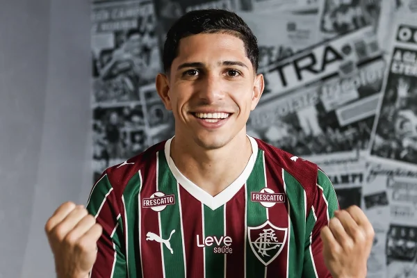 Fluminense anuncia a contratação do meia Savarino, ex-Botafogo