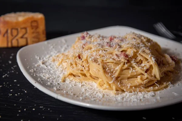 Macarrão à carbonara não leva creme de leite, combinado?