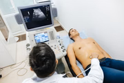 O câncer de fígado costuma ser identificado através de exames como o ultrassom ou tomografia, capazes de detectar um ou mais nódulos na região