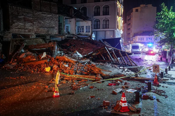 Imagem colorida de Escombros de estruturas desabadas são vistos após um terremoto de magnitude 6,1 atingir o distrito de Sındırgı às 22h48, horário local, em 28 de outubro de 2025