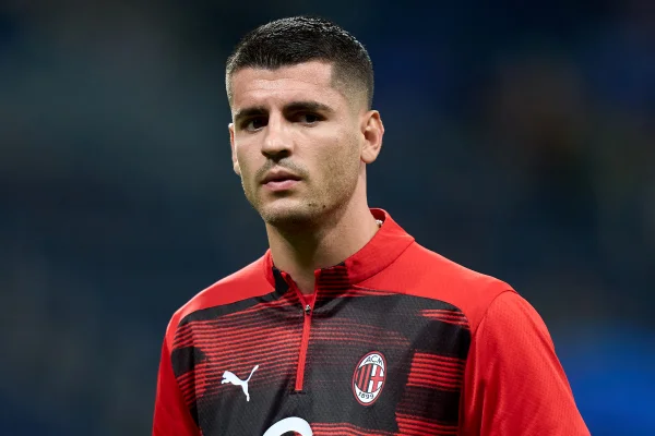 Foto colorida de Álvaro Morata, atacante do Milan, antes do jogo contra o Real Madrid pela Liga dos Campeões