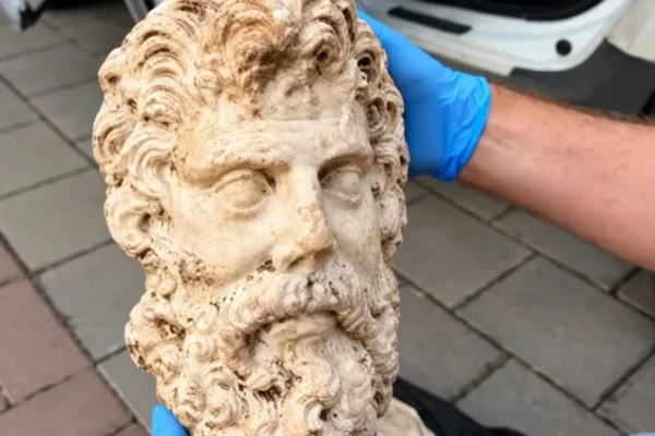 Imagem colorida mostra cabeça de Zeus - Metrópoles