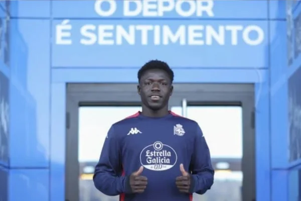 Foto coloria de Alioune Mané, jogador da equipe B do Deportivo La Coruña, da Espanha. Jogador sofreu racismo em partida - Metrópoles