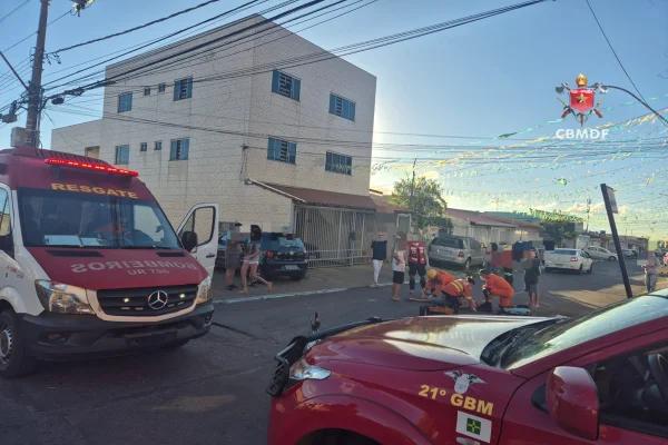 Motociclista fica ferido após colisão contra carro no DF