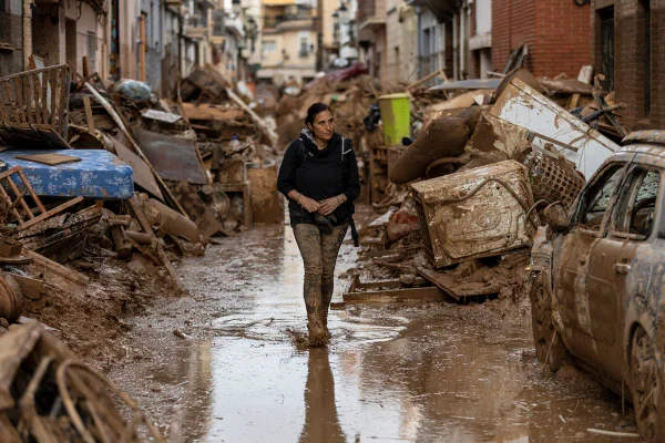 Foto colorida dos estragos deixados pela chuva em Valencia, na Espanha - Metrópoles