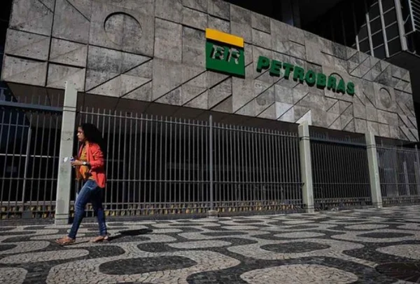 Fotografia da parte externa do prédio da Petrobras- Metrópoles
