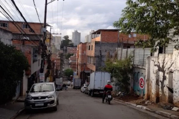 Imagem colorida mostra rua na comunidade de Paraisópolis, na zona sul de São Paulo; PM realizou operação na comunidade nesta quarta (17/6) - Metrópoles