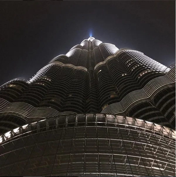 Em outra imagem, ela postou: "Estou em Dubai! ?E este é o Burj Khalifa, o prédio mais alto do mundo; tem 828 metros de altura, com 160 andares habitados e foi inaugurado no dia 04/01/2010.Sua construção foi realizada de 2004 a 2009. (Jovem né? ?)Eu achei tudo lindo demais aqui!!!Vale a pena conhecer!?" Em outra imagem, ela postou: "Estou em Dubai! ?E este é o Burj Khalifa, o prédio mais alto do mundo; tem 828 metros de altura, com 160 andares habitados e foi inaugurado no dia 04/01/2010.Sua construção foi realizada de 2004 a 2009. (Jovem né? ?)Eu achei tudo lindo demais aqui!!!Vale a pena conhecer!?"