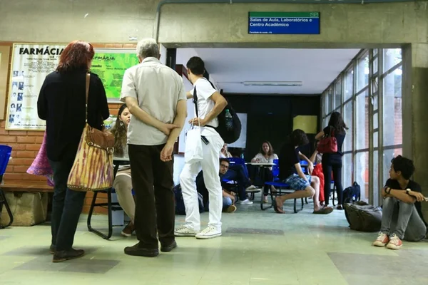 Faculdade de Saúde é ocupada e alunos se enfrentam na UnB