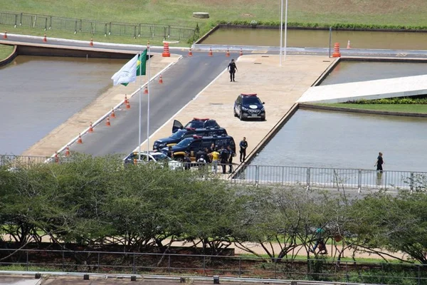 Homem invade o espelho d’água do Congresso com arma de brinquedo