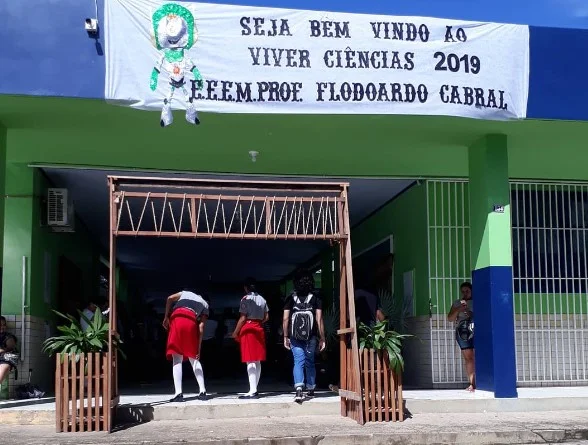 foto colorida da entrada de escola em cruzeiro do sul (acre) - Metrópoles