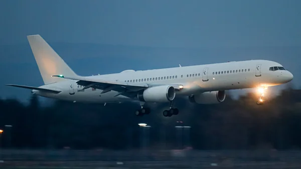 Imagem colorida mostra avião Boeing dos EUA - Metrópoles