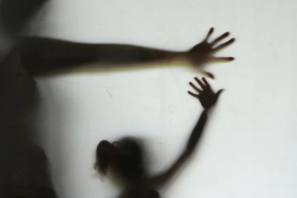 Pai é suspeito de abusar da filha de 6 anos enquanto mãe viajava