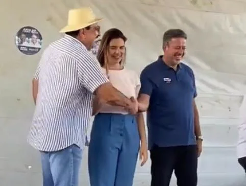 Arthur Lira faz ato com prefeito preso pela PF e o esconde nas redes