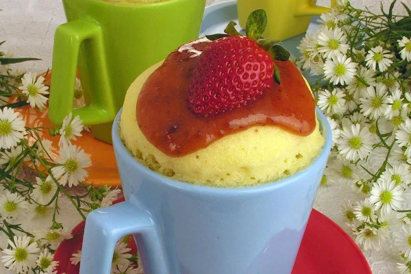 Bolo de caneca com calda de morango