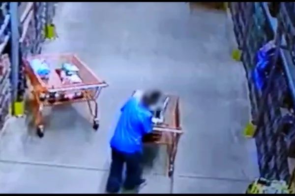 Vídeo. Homem é flagrado roubando peças de carne em atacadista no DF