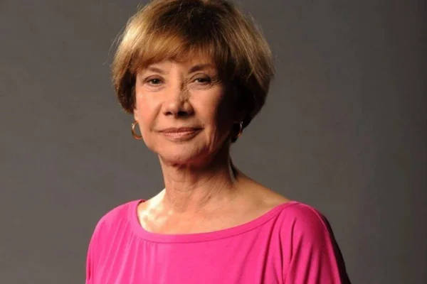 foto coloria de mulher de meia idade com blusa rosa - metrópoles