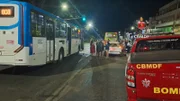 Dois ônibus de transporte público se envolveram em um acidente com um carro nesta quinta-feira (23/7) Dois ônibus de transporte público se envolveram em um acidente com um carro nesta quinta-feira (23/7)