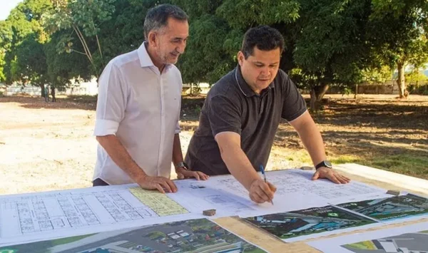 O ministro do Desenvolvimento Regional, Waldez Góes, ao lado do senador Davi Alcolumbre