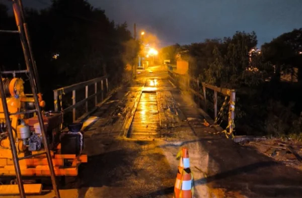 Ponte incendiada em Criciúma, SC - Metrópoles