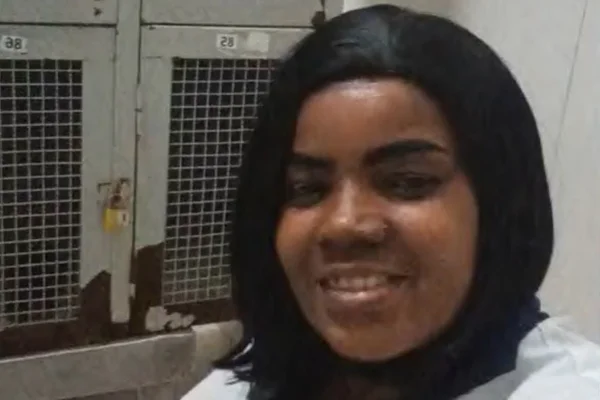imagem colorida de Rosilda da Silva, auxiliar de serviços gerais, vítima de bala perdida dentro de casa no rio de janeiro
