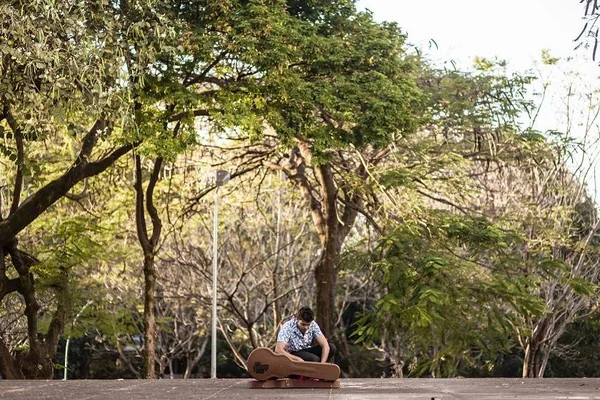Buraco do Jazz leva música e food trucks ao Eixinho Sul às quintas