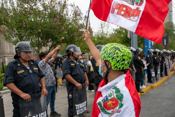 Foto colorida de um protesto no Peru - Metrópoles