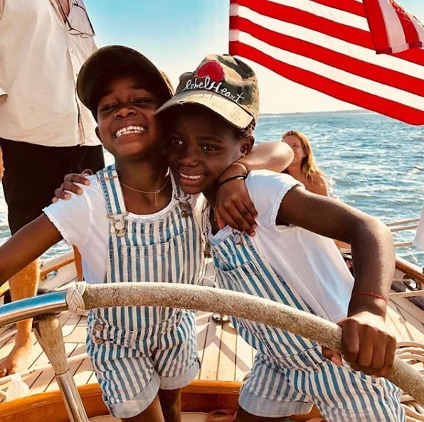 Enquanto isso, Madonna publica fotos das filhas curtindo um passeio de barco Enquanto isso, Madonna publica fotos das filhas curtindo um passeio de barco