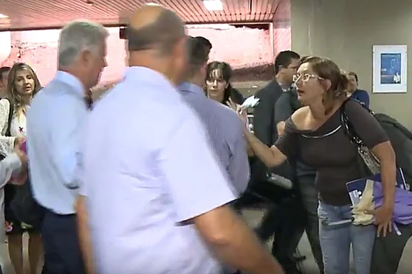 Mulher desabafa com Rollemberg: “Não faz nada pela saúde e fica tirando foto aí”