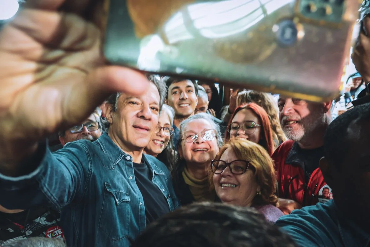 O candidato ao governo de São Paulo Fernando Haddad (PT) com apoiadoras no interior de São Paulo O candidato ao governo de São Paulo Fernando Haddad (PT) com apoiadoras no interior de São Paulo