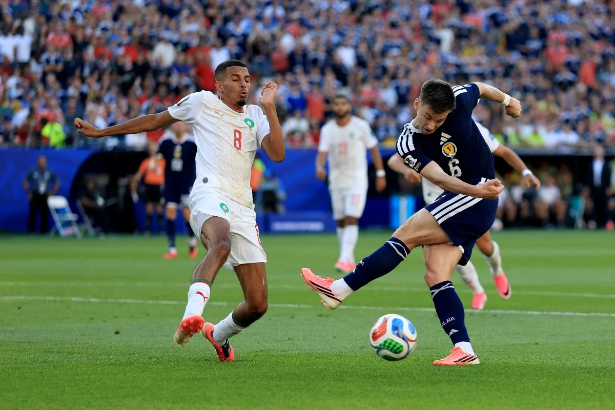 Lance em disputa na partida entre Escócia e Marrocos na Copa do Mundo Lance em disputa na partida entre Escócia e Marrocos na Copa do Mundo