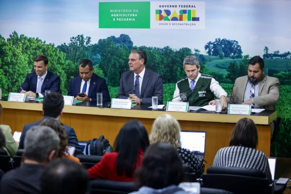 Ministro da Agricultura e Pecuária, Carlos Fávaro, concede entrevista coletiva sobre surto de gripe aviário no Rio Grande do Sul - Metrópoles