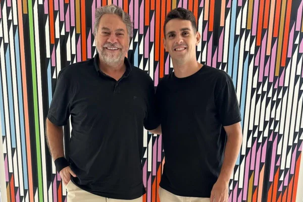 Imagem colorida do presidente do São Paulo, Casares, com o jogador Oscar- Metrópoles