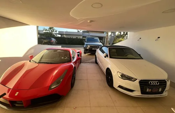 Carros de luxo apreendidos em operação contra fraude financeira