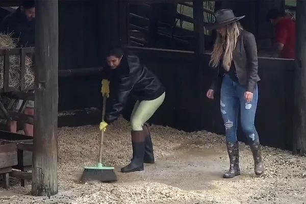 Marina Ferrari aprende a varrer em A Fazenda