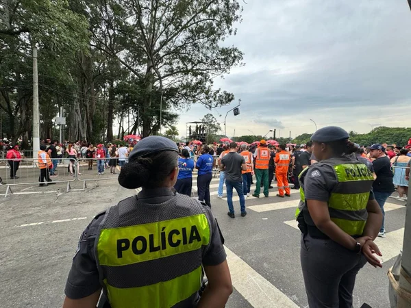 Imagem mostra policiais em patrulhamento no Carnaval paulista - Metrópoles