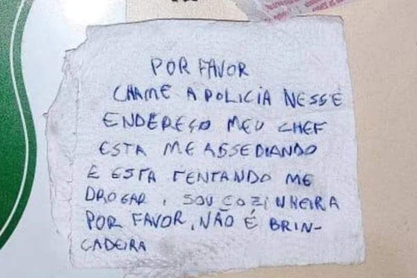 mulher pede ajuda em guardanapo