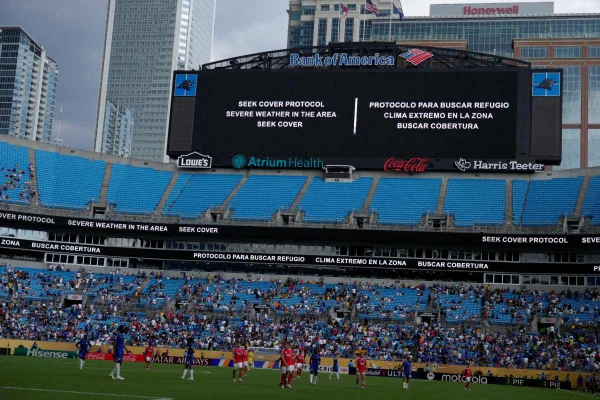 Partida entre Benfica e Chelsea é paralisada por condições climáticas