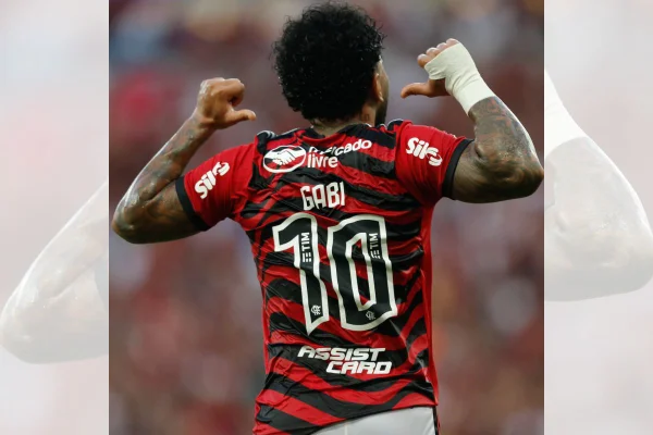 Novo 10: Gabigol vai presentear Zico com a camisa do primeiro gol