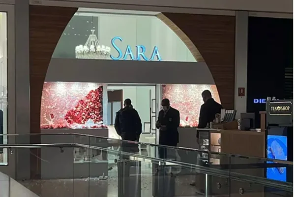 Vitrine da joalheria que foi assaltada dentro do Village Hall, no Rio de Janeiro