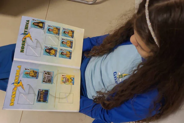 Inspirado no álbum da Copa, alunos de escola pública viram figurinhas - destaque galeria