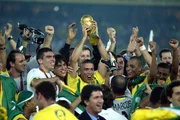 Lúcio, Kaká e Ronaldo do Brasil comemoram com o troféu da Copa do Mundo Lúcio, Kaká e Ronaldo do Brasil comemoram com o troféu da Copa do Mundo